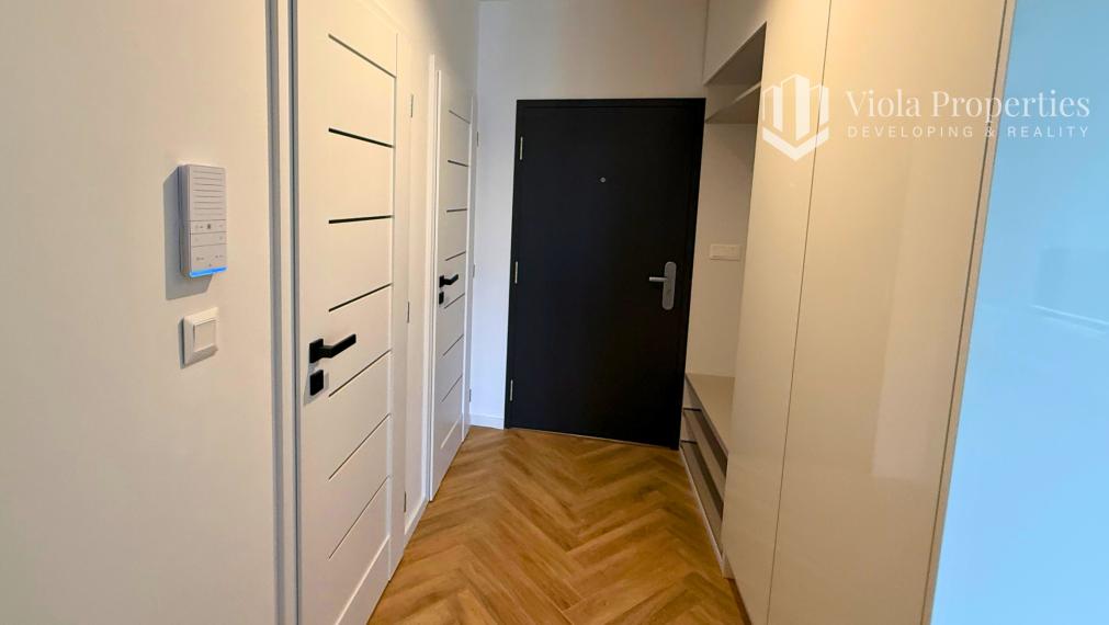 Elegantný 2-izbový byt s terasou | Parkovanie v cene, top lokalita