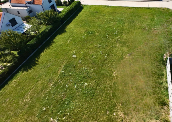 Na predaj krásny pozemok na výstavbu RD – Kvetoslavov, ul. Čučoriedková
